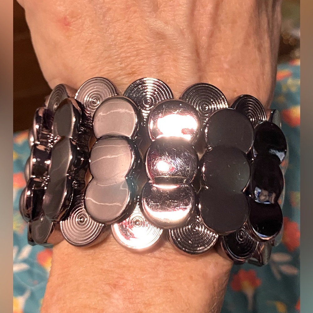 SALE 5/$25 VTG wide stretch bracelet,chrome gunmetal flat plastic disc beads